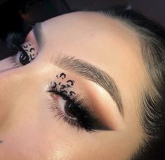 Simple Black And White Makeup, Jungle Theme Makeup, Jungle Makeup Ideas, Black Panther Makeup Halloween, Cheetah Print Eyeshadow, Cheetah Eye Makeup, Cheetah Eyeshadow