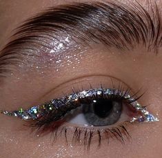 Eyeliner Glitter, Concert Makeup, Glitter Eye Makeup, Glitter Eye, Glitter Pigment, Smink Inspiration, Makijaż Smokey Eye, Glitter Party, Makeup Eye Looks