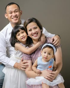 Glam Family Photoshoot, Family Of 4 Picture Poses, Family Potrait, Maternity Photography Poses Couple, Family Photos With Baby