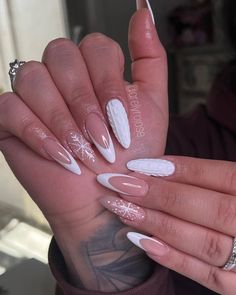 Get Ready for Winter 2022 with Chic Short Nails Trendy Designs You'll Holiday Nails White, Nails White Tip, Christmas Sweater Nails, Winter Nails Acrylic, Christmas Nails Easy, Sweater Nails, Nails White, White Tip