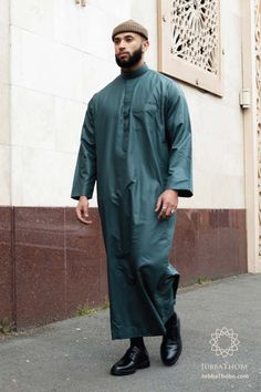 Islamic Clothes Men, Muslim Men Fashion, Kanzu Wear, Jubbah Men, Thobes Men, Muslim Men Clothing, Arab Style, Arab Men Fashion, Ramadan 2023