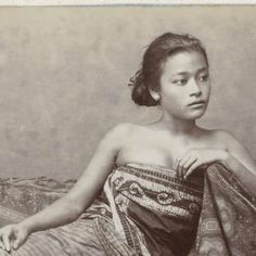 28 Beautiful Images Of Batik In Indonesian History | WowShack Batik Day, 2nd October, Indonesian Art, Indonesian Batik, Beautiful Beach Wedding, Historical Pictures, Vintage Portraits, Vintage Pictures, Archipelago