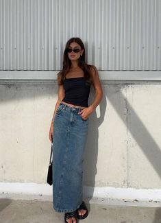 Long Denim Skirt Outfit Summer Casual, Casper Aesthetic, Long Denim Skirt Outfit, Bandana Cap, Skirt Outfit Summer, Looks Pinterest, London Summer, Denim Skirt Outfits, Long Denim Skirt