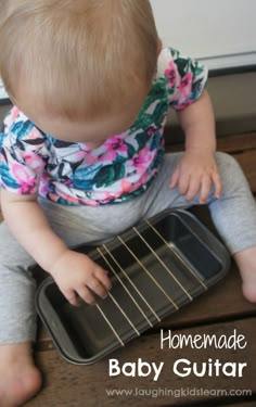 This homemade baby guitar instrument using rubber bands is a great play idea for babies, toddlers and preschoolers. Great for developing fine motor skills. Homemade Baby Toys, Baby Sensory Play, Baby Sitting, Baby Play Activities, Homemade Toys, Baby Activities, Baby Music, Toddler Play, Homemade Baby