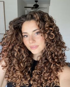 Curly Highlights Light Brown, Natural Curly Brunette Hair, Curly Brown Hair With Caramel Highlights, Curly Sunkissed Hair, Light Brown Curls With Highlights, Girly Hair Color, 2c Hair Highlights, Honey Caramel Balayage Curly Hair, Light Brown Balayage Curly Hair