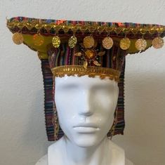 Inca queen headpiece, perfect detailed handmade hat to represent the ancient Andean culture. The Inca empire adore the Sun as their God, the gold pieces resemble the presence of Inti (Sun God) in their lives. Inca Clothing, Queen Headpiece, Inca Empire, Sun God, Handmade Hat, Gold Piece, Party Hat, Women's Costumes, Party Hats