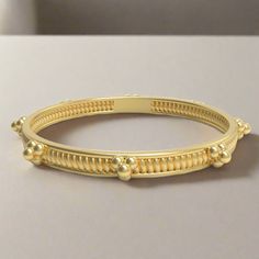 Esta majestuosa pulsera está inspirada en un ejemplo carismático hecho por los joyeros del antiguo Mediterráneo. ¡Los etruscos sobresalieron en la fabricación de joyas, y especialmente en el trabajo con oro, y sus hermosas joyas se podían encontrar en todo el Mediterráneo!
Aquí, nuestra pulsera consiste en un diseño plano y central con ribetes, enmarcado a ambos lados por bordes elegantes y redondeados; conjuntos de tres esferas ornamentan aún más la superficie. La pulsera original data del sigl Ancient Mediterranean, Jewelry Catalog, Gorgeous Jewelry, The Mediterranean, Metropolitan Museum Of Art, Metropolitan Museum, Precious Metals, Bangles, Jewelry Making