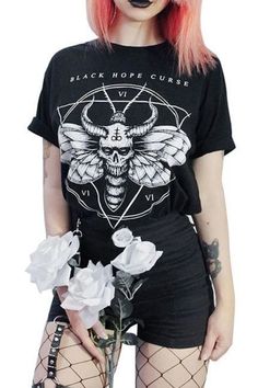 Alternative Spring Outfits Witchy Aesthetic, Egirl Outfits, Gothic Shirts, Look Short, Shirt Streetwear, Grunge Style, Floral Print Shorts, Grunge Fashion, Tattoo Style