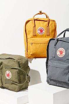 Backpack Photoshoot, Mochila Fjallraven Kanken, Kanken Classic, Velvet Hair, Classic Backpack, Cool Backpacks, Suede Sneakers