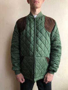 Belstaff Jacket / Belstaff Quilted Jacket / Size M / This vintage quilted jacket in good condition with signs of wear, thread broken on some stitches (last photo) - made in England - brand - BELSTAFF - ERA - 1980's - color - green - zipp at front- YKK - 2 outside pockets - 1 back pocket - 1 inside pocket - leather patches on shoulders, elbows and pockets - material - nylon, polyester - fit size - M  (watch measurements) FLAT Measurements: Shoulders : 45,5cm Chest (underarm to underarm) : 58cm Sl Brown Quilted Cotton Outerwear, Vintage Quilted Jacket With Long Sleeves For Winter, Vintage Long Sleeve Quilted Jacket For Winter, Green Quilted Outerwear For Streetwear, Vintage Quilted Cotton Outerwear, Vintage Cotton Quilted Jacket For Fall, Retro Quilted Long Sleeve Outerwear, Vintage Quilted Outerwear For Fall, Quilted Retro Outerwear