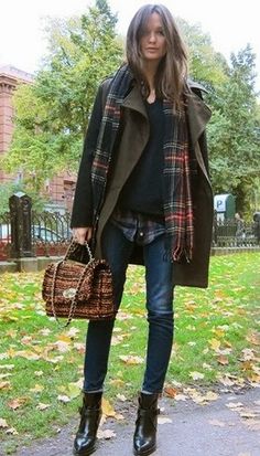 Casual Chique, Tartan Scarf, Moncler Jacket, Looks Street Style, Meryl Streep, Urban Wear, Fall Street Style, Winter Coats, Warm Coat