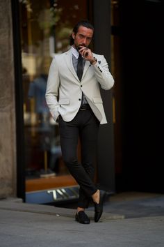 Collection : SPRING / SUMMER 22-23 Product : Phil Slim Fit Mono Collared Off White BlazerColor : OFF WHITE Available Size : 46-48-50-52-54-56Concent: %65 viscon % 35 polyester Classic Slim Fit Summer Blazer, Classic Summer Slim Fit Blazer, Casual White Tailored Suit, Casual Tailored White Suits, White Business Blazer For Summer, White Summer Business Blazer, White Suit For Summer, Casual White Suits, Summer White Suits For Workwear