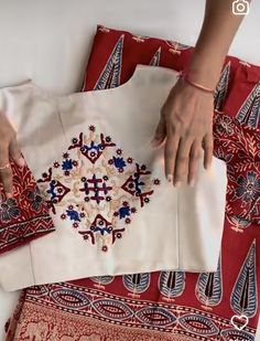 Kathiyawadi Embroidery, Long Blouse Designs, Navratri Dress, Choli Blouse, Designer Bridal Lehenga, Embroidery Diy, Trendy Blouse, Computerized Embroidery