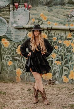 Country Dresses With Cowboy Boots, Curvy Western Outfits, Cowgirl Baddie, Cowgirl Boots And Dress Outfit, Cowboy Boots Outfit Summer, Simple Western Outfits, Vestidos Country, Jaripeo Outfits, Outfit Vaquero