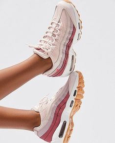 Tenis Vans, Trending Womens Shoes, Sneakers Nike Air Max, Basket Style, Baskets Nike, Nike Air Max 95, Air Max 95, Leather Shoes Woman, Sneakers Outfit