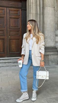 Credit 📸@americanstyle Beige Converse Outfit, Cream Blazer Outfit, Converse Beige, Freya Killin, Beige Blazer Outfit, Converse Haute, High Tops Outfit