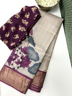 A natural colour handloom tussar saree with modern floral prints along the border and a solid mauve pallu, blouse piece and border. The blouse piece has thin zari lines as well. Function Saree, Saree Colours, Modern Sarees, Saree Borders, Lenin Sarees, Partywear Sarees, New Fashion Saree, Trending Sarees, Sarees Blouse