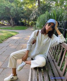 Emelie Lindmark, Cap Outfit, Instagram London, London Shopping, Veja Sneakers, Person Sitting, Style Photo, Clipuri Video