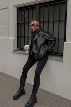 Winter is here and there a a ton of cute winter outfits for you to try Black Flares Outfit Casual, Winter Outfits Casual Leggings, Clean Girl Outfits, Flare Leggings Outfit, Outfits Leggins, Leggings Outfit Ideas, Leggings Outfit Winter, Outfit Sporty, Modele Fitness