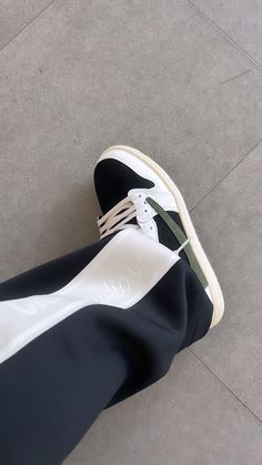 Travis Scott Olive Outfit, Travis Scott Olive, Travis Scott Shoes, Sneakers Aesthetic, Hype Sneakers, Fall Outfits Aesthetic, Olive Clothing, Sneaker Lovers, Fresh Shoes