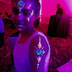 Glow Face Paint, Uv Makeup, Festival Face Paint, Uv Painting, Arm Painting, Full Moon Party, Festival Face, Dark Party, Neon Makeup