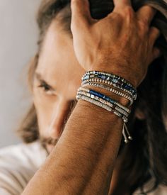 Bracelet ajustable sur lequel sont enfilées des rondelles de couleur d'acier uni et de couleurs. À mélanger avec d’autres bracelets cordons de notre collection homme. #Exploring #of #Expression #Mens #Jewelry #Style #of #StatementJewelry #and #World #of #the #The #Elevating Men With Bracelets, Man Bracelet Beads, Men’s Bracelet, Mens Bead Bracelet, Silver Bracelets For Men, Bracelets Man, Male Bracelets, Mens Bracelet Diy, Unique Mens Bracelet