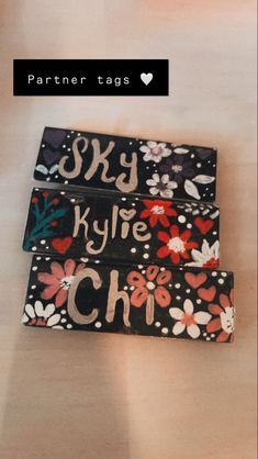 Name tags with different colored flowers Starbucks Nametags Art, Starbucks Nametags, Starbucks Partner, Name Tag Ideas, Diy Name Tags, Fun And Easy Diys, Starbucks Ideas, Starbucks Art, Starbucks Secret