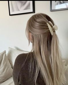 Light Brown Hair Balayage Money Piece, Dirty Ashy Blonde Hair, Dirty Blonde Aesthetic, Ashy Light Brown Hair With Highlights, Light Brown Ashy Hair, Ashy Dirty Blonde Hair, Light Ashy Brown, Light Ashy Brown Hair, Sandy Beige Blonde Hair