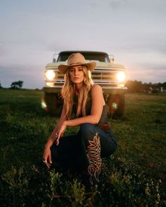 Western Photoshoot Ideas With Truck, Female Country Aesthetic, Lainey Wilson Photoshoot, Punchy Western Photoshoot, Lainey Wilson Aesthetic, Country Girl Photoshoots, Country Lifestyle Aesthetic, Western Photoshoot Outfits, Cowgirl Photoshoot Ideas