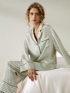 Inspired by the wall tiles of The Green Room in the Pena Palace, choosing from the iconic Dark Olive and Lilywhite, to add uniqueness and vintage charm. Whether for a glamorous evening or a perfect weekend outfit, silk pajamas are the right choice. Elegance and savoir-faire must never be lacking even, and above all, in the bedroom.Now relax yourself and enter sleep mode in this comfortable pajamas set. Pena Palace, Silk Pajamas Women, Camisole Set, Sweater Tshirt, Comfortable Pajamas, Shawl Collar Cardigan, Silk Knit, Oversize Fashion, Wool Shawl