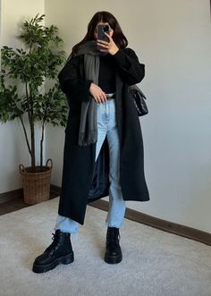 Kaban Outfit, Amsterdam Fall Outfit, Amsterdam Winter Outfit, Amsterdam Outfit Winter, Wool Coat Outfit Casual, Platform Doc Martens Outfit, Raining Day Outfit, Winter Outfits Ideas For Women, Natural Outfit