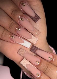 There's a new beauty trend taking over Instagram and it's absolutely stunning. Say hello to "quartz nails". French Sweater, Nails For Winter, Christmas Sweater Nails, Sweater Aesthetic, Brown Acrylic Nails, Brown French, Brown Nails Design, Winter Manicure, Long Acrylic Nail Designs