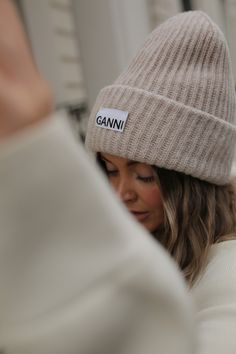 Hat Content Ideas, Ganni Hat Outfit, Ganni Beanie Outfit, Beanies Photoshoot, Beige Beanie Outfit, Ganni Hat, Ganni Beanie, Beanie Aesthetic, Beanie Hat Outfit