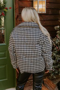 - This cozy jacket is just asking for a photo session! - Fully lined sleek material with a quilted texture and a beige and black houndstooth print - A collared neckline featuring a functional drawstring - A zip up front -Long, loose sleeves with elastic cuffs - Functional low side pockets - A puffy silhouette that ends in a straight hemline with a functional drawstring Measurements S : Bust 50", Hip 48", Length 22", Sleeve Length 22.5", Waist 49". M : Bust 52", Hip 50", Length 22.5", Sleeve Leng Houndstooth Puffer Jacket, Collared Houndstooth Winter Outerwear, Trendy Button-up Houndstooth Outerwear, Elegant Double-breasted Houndstooth Outerwear, Fitted Houndstooth Button-up Outerwear, Cozy Jacket, Black Houndstooth, Beige And Black, Loose Sleeves