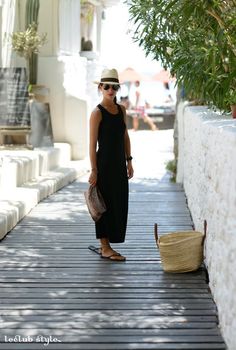 Summer Holiday Outfits For Over 50's, Black Tank Dress Outfit Casual, Straw Bags For Summer Outfit, Timeless Summer Outfits Classy, Summer Dress Outfits 2024, Sun Holiday Outfits, Black Summer Dress Outfit, Straw Bag Outfit, Sandals Gucci