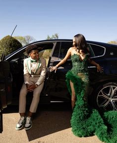 #prom #promdresseslong #promhairstyles Yellow Prom Dress With Date, Emerald Green Prom Dress Couple, Prom Pictures Black People, Prom Matching Couples, Emerald Green Mermaid Prom Dress, Green Prom Suit, Cars For Prom, Green Prom Dresses Black Women, Prom Date Poses