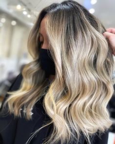 45 Impresionantes tendencias de pelo rubio medio largo para 2024 Blonde Hair Trends, Champagne Blond, Blond Beige, Medium Length Blonde Hair, Medium Length Blonde, Blonde Layered Hair, Grey Hair Coverage, Neutral Blonde, Cool Blonde Hair