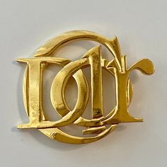 Christian Dior Gold Metal Logo Vintage Brooch,Signed Parfums Christian Dior On The Back. Condition: Good Dimensions: 6x5,2 Cm Christian Dior Logo, Dior Gold, Dior Logo, Vintage Christian Dior, Logo Vintage, Dior Jewelry, Vintage Brooch, Metal Logo, Famous Brands