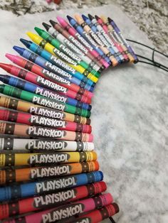 a bunch of crayons are lined up in the shape of a spiralle