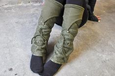 The leg warmers are made of two layers of fabric. The upper layer is of a translucent geometrically patterned lace. The inside of the legwarmers is lined with fleece.The lacing gives the leg warmers a special look and helps them to stay on the spot. Optionally the bell can be worn at the front or at the back of the leg.♦ Size/Measurements ♦One SizeLength: 40 cm / 15,5 inchCalf: 32 - 44 cm / 12,5 - 17,5 inchCircumference lower edge: 32 cm / 12,5 inch♦ Material ♦85 % Cotton, 10 % Polyester, 5 % El Casual Green Leg Warmers For Fall, Fitted Leg Warmers For Winter Outdoor Use, Casual Winter Outdoor Leg Warmers, Casual Winter Leg Warmers For Outdoor, Stretch Green Leg Warmers For Fall, Green Stretch Leg Warmers Casual Style, Fitted Green Leg Warmers For Fall, Leg Warmer, Mesh Laundry Bags