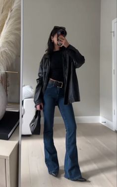 Night Out Outfit Modest, Flare Jeans Outfit Fall, Blue Flare Jeans Outfit, Blue Leather Jacket Outfit, Outfit Of The Week, Flare Jeans Outfit, Leather Jacket Outfit, Uni Outfits, Leather Jacket Outfits