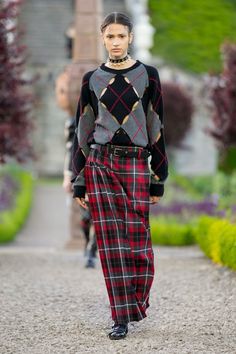 Christian Dior Resort 2025 https://www.vogue.com/fashion-shows/resort-2025/christian-dior/slideshow/collection#17 Fw 2024 2025 Fashion Trends, Dior 2024 Winter, Dior Resort 2025, Chanel Fall Winter 2024/25, Chanel Fall Winter 2024/25 Haute Couture, Dior Autumn-winter 2023-2024 Show, Trendy Fall Fashion, Tartan Fashion, Dior Fashion