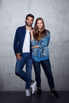 Denim Jackets: Sweet Couple Outfits for Any Occasion Denim Jacket Styling, Denim Jacket With Jeans, Jean Jacket Fits, Brown Denim Jacket, Denim Jacket And Jeans, Photoshoot Studio, Cozy Scarf, White Denim Jeans, Black Denim Jacket