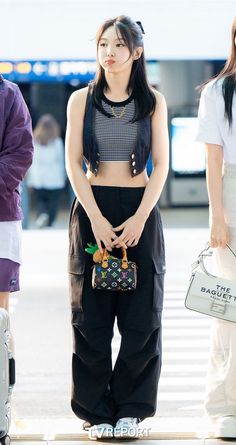 Outfit Ideas Korean Style, Nayeon Cute, Nayeon Photo, Korean Airport Fashion, Pop Clothing, Celebrity Casual Outfits, Famous Outfits