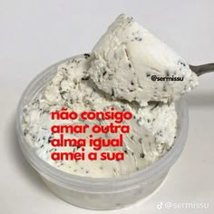 two scoops of ice cream in a plastic container with the words, nao consigo amar outra alma igual amei a sua