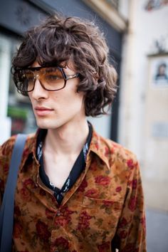 Street Style. Paris. Photo by Kuba Dabrowski.  menswear mnswr mens style mens fashion fashion style streetstyle 70s Fashion Men, 70s Mode, Paris Mens Fashion, 70s Men, 70s Hair, Fashion 70s, 70s Women, Mens Fashion Week, 2017 Fashion