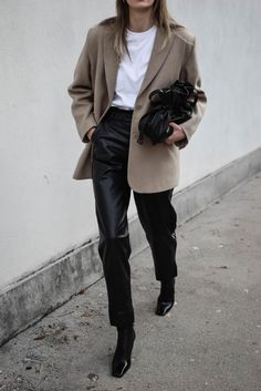 Beige Blazer Outfit, Leather Trousers Outfit, Lederhosen Outfit, Blazer Outfits Casual, Leather Pants Outfit, Fest Outfits, Style Fitness, Trouser Outfit, Tutorial Hijab