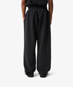 Martine Rose, a London-based brand known for pushing the boundaries of menswear, brings you the Wide Leg Track Pants. Get ready for Fall/Winter 2024 with this bold and stylish piece. The negro color adds a touch of sophistication to these Pantalones de Chándal, perfect for casual days out or lounging at home. The wide leg design offers a modern twist on a classic silhouette, making these track pants a must-have for your wardrobe. Elevate your streetwear game with Martine Rose and shop now at SVD. Wide Leg Track Pants, Classic Sportswear, Martine Rose, Adidas Track Pants, Rose A, Fall Winter 2024, Adidas Track, Bank Card, Sport Socks