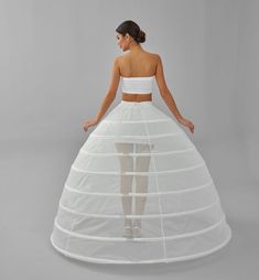 Ein wunderschöner leichter Petticoat mit bequemem Bund kombiniert hervorragende Passform und hohen Tragekomfort den ganzen Tag. Ein tolles Accessoire, das Sie unter Ihrem Hochzeitskleid, Ballkleid, Quinceanera-Kleid oder Kostüm tragen können.

 Details:

 -Länge: 51 Zoll (130 cm)
 -Reifen: 8 Stück
 -Verstellbare Kordel
 -Umfang: 189 Zoll (480 cm)
 -Material: Voile

 Merkmale:
 -100% Polyester
 -Atmungsaktiv
 -Hohe Qualität
 -Weicher Stoff

 Wartung
 - Waschen bei oder unter 30 Grad Celsius
 -Ha White Petticoat, Skirt Wedding Dress, Petticoat Skirt, Bridal Hat, Hoop Skirt, Prom Ball Gown, Wedding Gloves, Steam Iron, Dress Prom