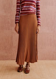 Pleated knit midi skirt;Elasticated waist;Side length: 79 cm (on a size S) Elegant Ribbed Maxi Skirt, Chic Ribbed Long Skirt, Chic Long Ribbed Skirt, Elegant Long Knit Skirt, Elegant Relaxed Knit Skirt, Elegant Knit Relaxed Skirt, Elegant Ribbed Midi Skirt, Chic Knit Skirt, Chic Ribbed Midi Skirt